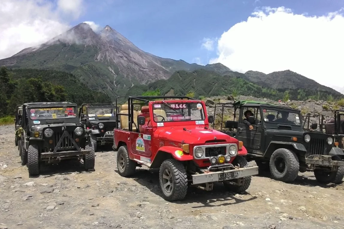 Perbandingan Menyewa Mobil Jeep Secara Online dan Konvensional untuk Kebutuhan Wisata Alam Gunung